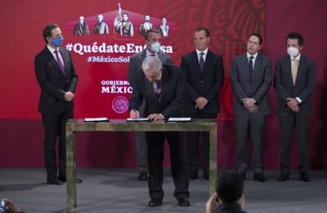 ▲ Andrés Manuel López Obrador, presidente de México, firmó el acuerdo con televisoras para transmitir las clases del ciclo escolar 20-21. Lo acompañan Esteban Moctezuma Barragán, secretario de Educación Pública; Emilio Azcárraga Jean, presidente del Grupo Televisa; Olegario Vázquez Aldir, director del Grupo Empresarial Ángeles; Benjamín Salinas Sada, director de Tv Azteca, y Francisco González Albuerne, director de Grupo Milenio.