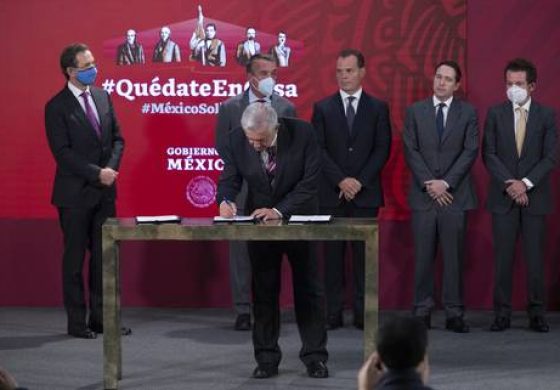 ▲ Andrés Manuel López Obrador, presidente de México, firmó el acuerdo con televisoras para transmitir las clases del ciclo escolar 20-21. Lo acompañan Esteban Moctezuma Barragán, secretario de Educación Pública; Emilio Azcárraga Jean, presidente del Grupo Televisa; Olegario Vázquez Aldir, director del Grupo Empresarial Ángeles; Benjamín Salinas Sada, director de Tv Azteca, y Francisco González Albuerne, director de Grupo Milenio.