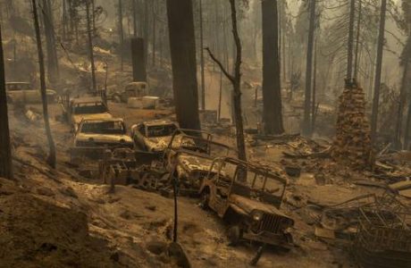 ▲ Una comunidad forestal terminó en cenizas en el área de Meadow Lakes, California, tras uno de los incendios de este mes que se avivaron por las olas de calor récord.