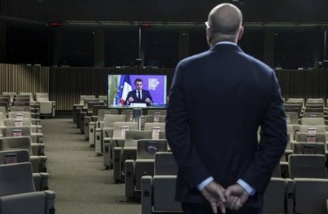 ▲ En primer plano, el presidente del Consejo Europeo, Charles Michel, en Bruselas, y en la pantalla el presidente francés Emmanuel Macron, durante la cumbre climática.