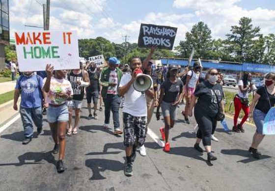 ▲ Manifestantes se reúnen cerca de un restaurante Wendy's, en Atlanta, donde fue muerto un joven afroestadunidense.