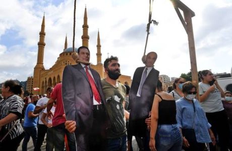 ▲ En la horca las figuras de cartón del primer ministro libanés Hasán Diab y el líder de las fuerzas libanesas, Samir Geagea, en el centro de Beirut.