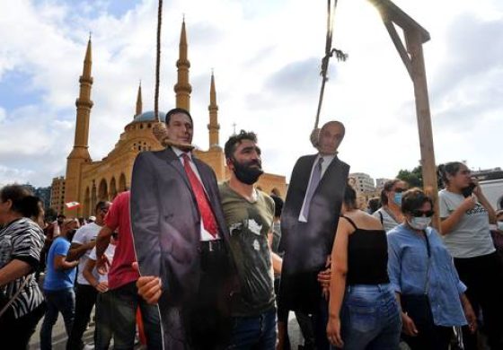 ▲ En la horca las figuras de cartón del primer ministro libanés Hasán Diab y el líder de las fuerzas libanesas, Samir Geagea, en el centro de Beirut.