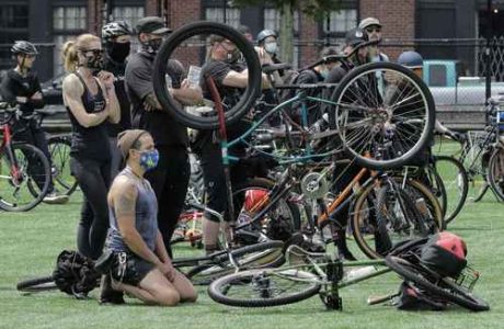 ▲ Ciclistas en el Parque Cal Anderson, en Seattle, al terminar el “paseo por la justicia” en repudio al racismo.