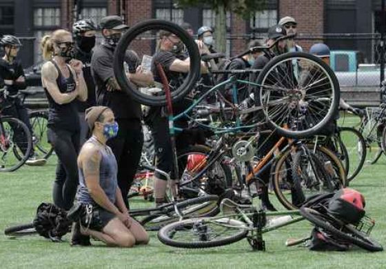 ▲ Ciclistas en el Parque Cal Anderson, en Seattle, al terminar el “paseo por la justicia” en repudio al racismo.