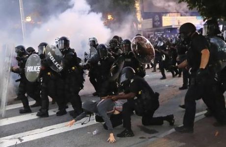 ▲ El presidente Donald Trump prometió ayer “frenar la violencia colectiva” en lo que ya se consideran los desórdenes civiles más difíciles que ha enfrentado en su mandato. En la imagen, la detención de un manifestante en Atlanta que exigía justicia para George Floyd. La alcaldesa de esa ciudad, Keisha Lance Bottoms, declaró a la cadena CBS que el mandatario sólo “agrava las cosas” con su retórica.