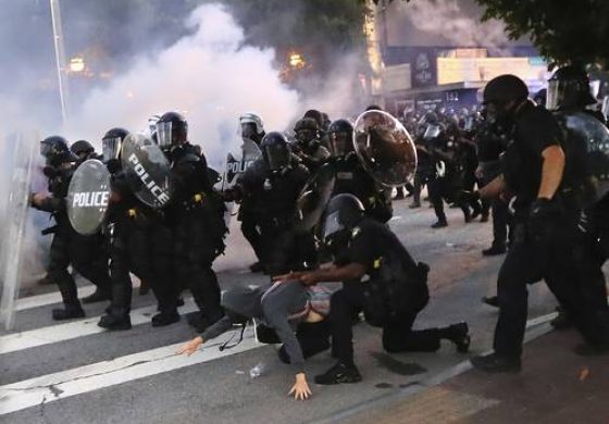 ▲ El presidente Donald Trump prometió ayer “frenar la violencia colectiva” en lo que ya se consideran los desórdenes civiles más difíciles que ha enfrentado en su mandato. En la imagen, la detención de un manifestante en Atlanta que exigía justicia para George Floyd. La alcaldesa de esa ciudad, Keisha Lance Bottoms, declaró a la cadena CBS que el mandatario sólo “agrava las cosas” con su retórica.