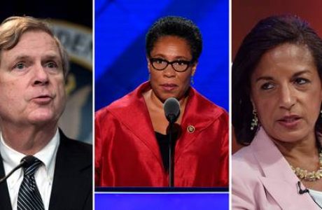 ▲ El presidente electo de Estados Unidos, Joe Biden, continuó ayer con las nominaciones para su gabinete: Tom Vilsack, en la Secretaría de Agricultura; Marcia Fudge, para secretaria de Vivienda y Desarrollo Urbano, y Susan Rice, próxima asesora de Política Doméstica. Foto Afp.