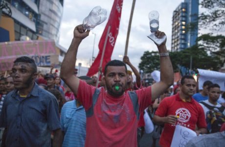 PAULISTAS MARCHAN POR AGUA.jpg