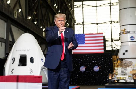 El presidente estadounidense, Donald Trump, en el Centro Espacial Kennedy. Foto: El País.
