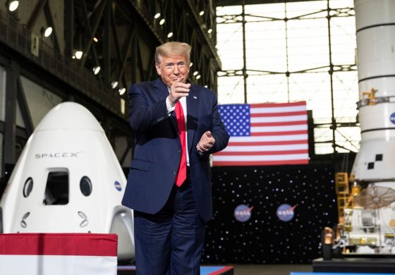 El presidente estadounidense, Donald Trump, en el Centro Espacial Kennedy. Foto: El País.