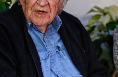 ▲ Noam Chomsky durante una charla con medios sobre el proyecto cambio climático, en Casa Cortés, el 15 de Noviembre del 2017.
