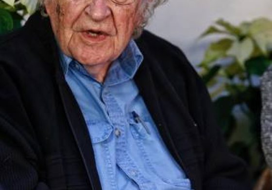 ▲ Noam Chomsky durante una charla con medios sobre el proyecto cambio climático, en Casa Cortés, el 15 de Noviembre del 2017.