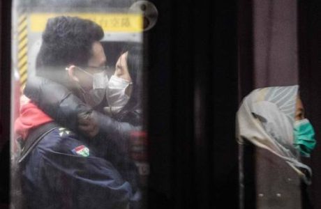 ▲ Una pareja captada en el Metro de Hong Kong en el feriado por el Año Nuevo lunar.