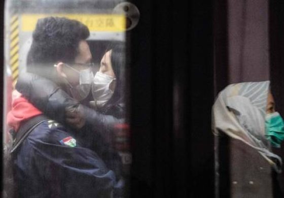 ▲ Una pareja captada en el Metro de Hong Kong en el feriado por el Año Nuevo lunar.