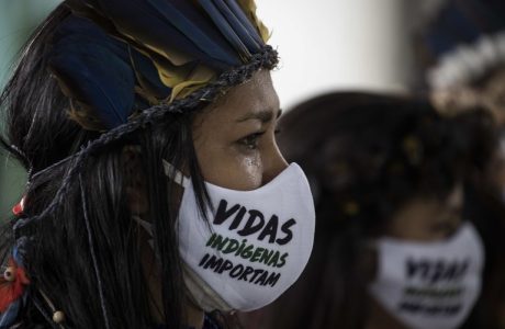 Una indígena llora en el funeral del cacique Messías Kokama, víctima del COVID-19, en el Parque de las Tribos el pasado 14 de mayo, en la ciudad de Manaos, Amazonas (Brasil). EFE/ Raphael Alves