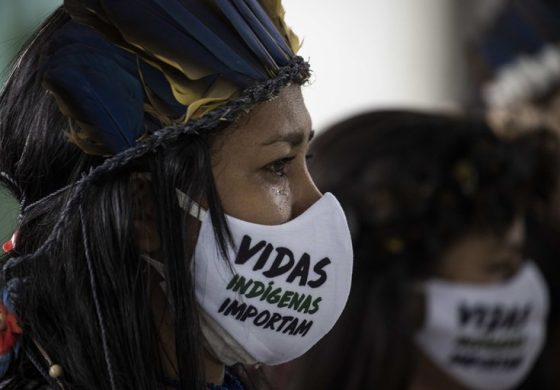 Una indígena llora en el funeral del cacique Messías Kokama, víctima del COVID-19, en el Parque de las Tribos el pasado 14 de mayo, en la ciudad de Manaos, Amazonas (Brasil). EFE/ Raphael Alves