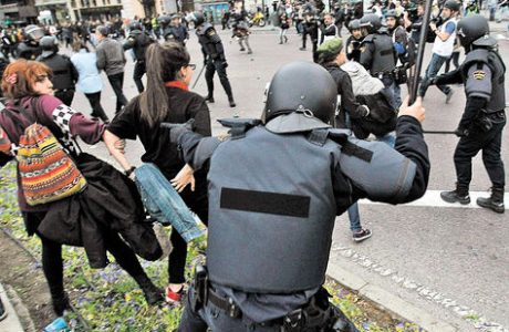 madrid-policia-manifestantes-afueras-Congreso_LRZIMA20130426_0011_11.jpg