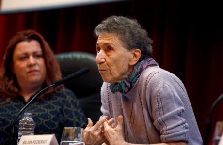 La activista y escritora Silvia Federici (d), en un evento en A Coruña en 2018. EFE/Cabalar