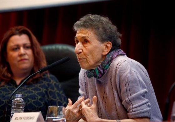 La activista y escritora Silvia Federici (d), en un evento en A Coruña en 2018. EFE/Cabalar